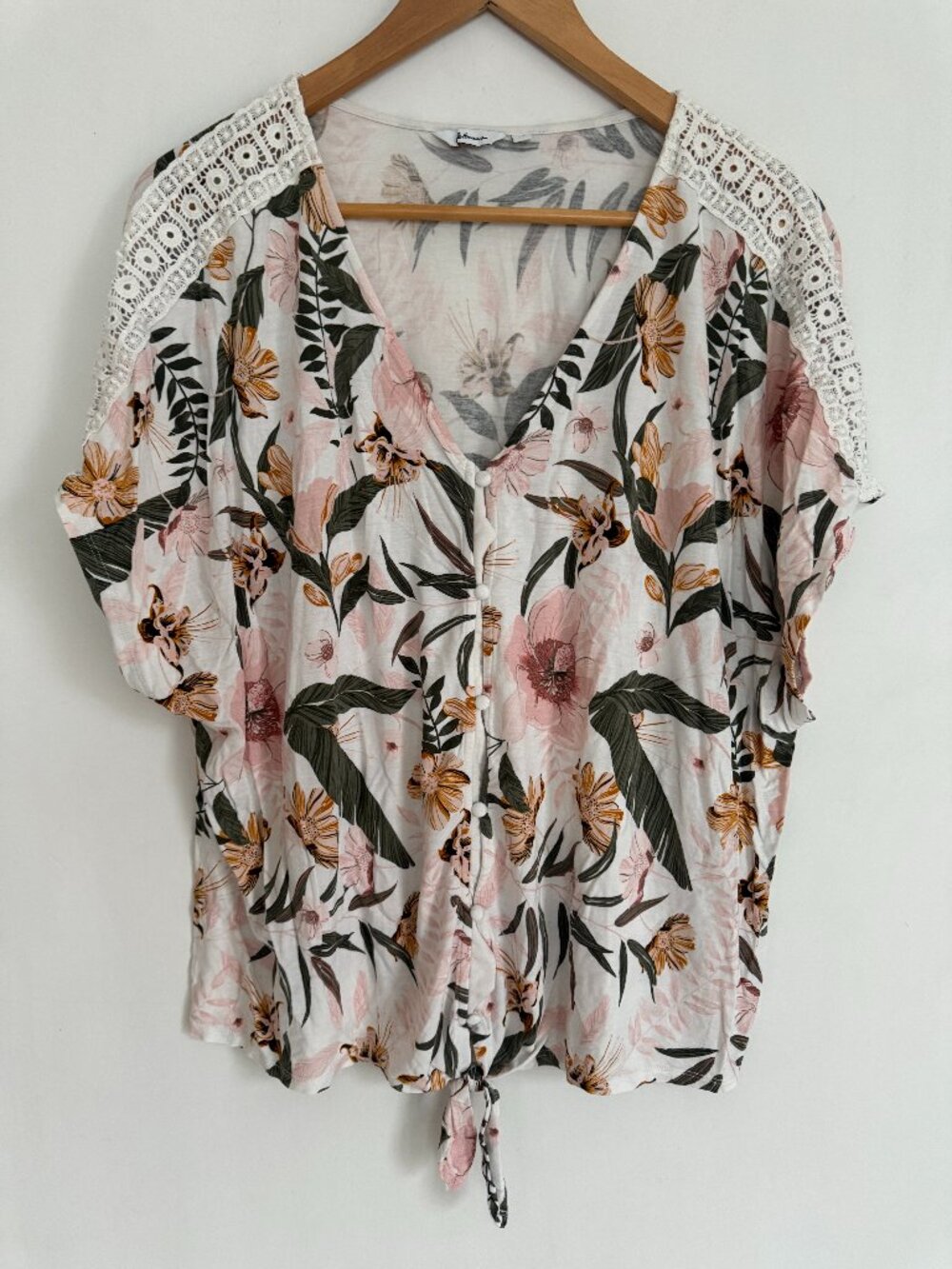 Reitmans Women Pink Floral Button Down Tie Hem Blouse Size 2X